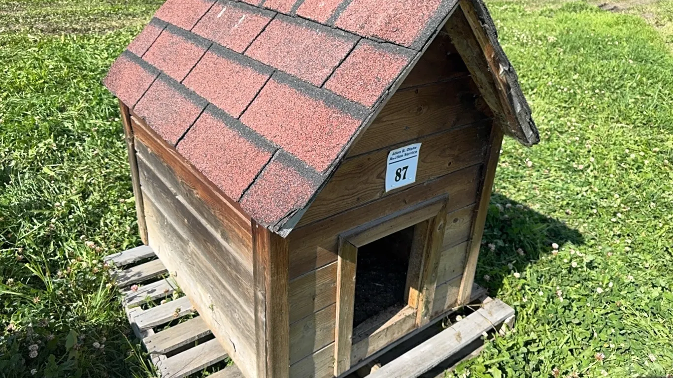 30"Wx38"L WOODEN INSULATED DOG HOUSE