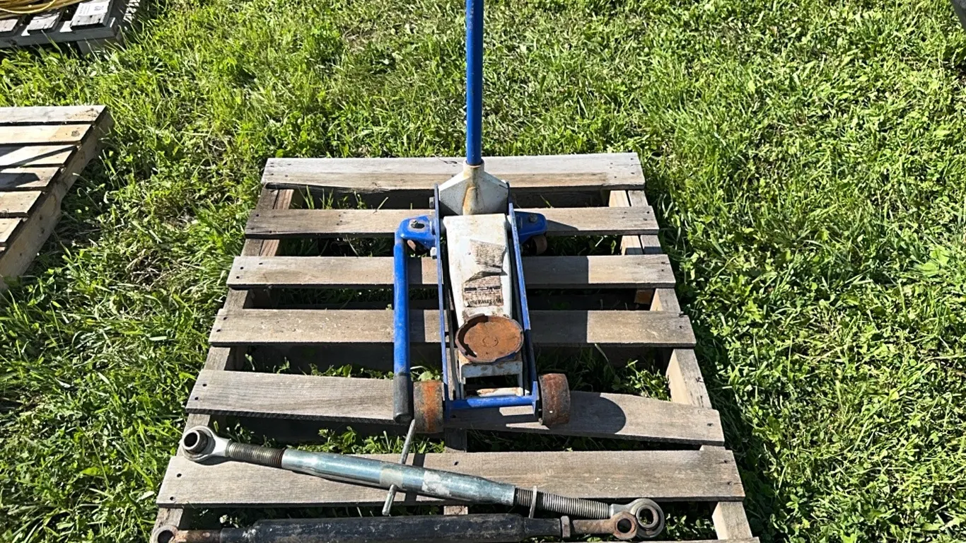 WESTWARD 3 TON FLOOR JACK & 2 - ADJUSTABLE LENGTHS