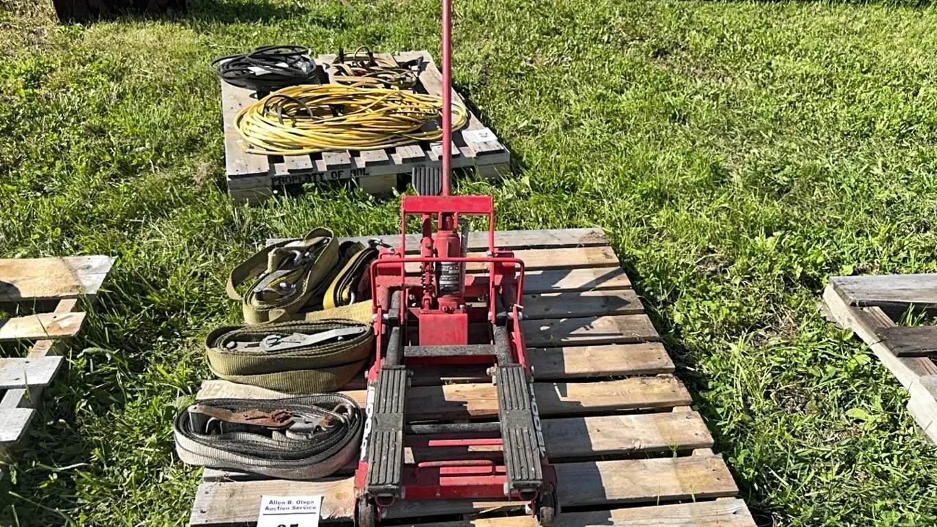 1500LB QUAD/MOTORCYCLE LIFT & 4 - RATCHET STRAPS