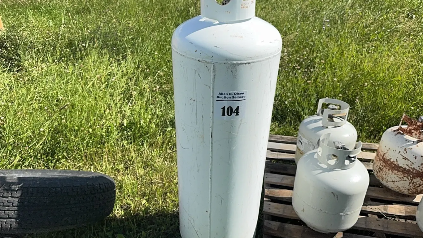 100LB PROPANE BOTTLE - HAS SOME PRODUCT IN IT
