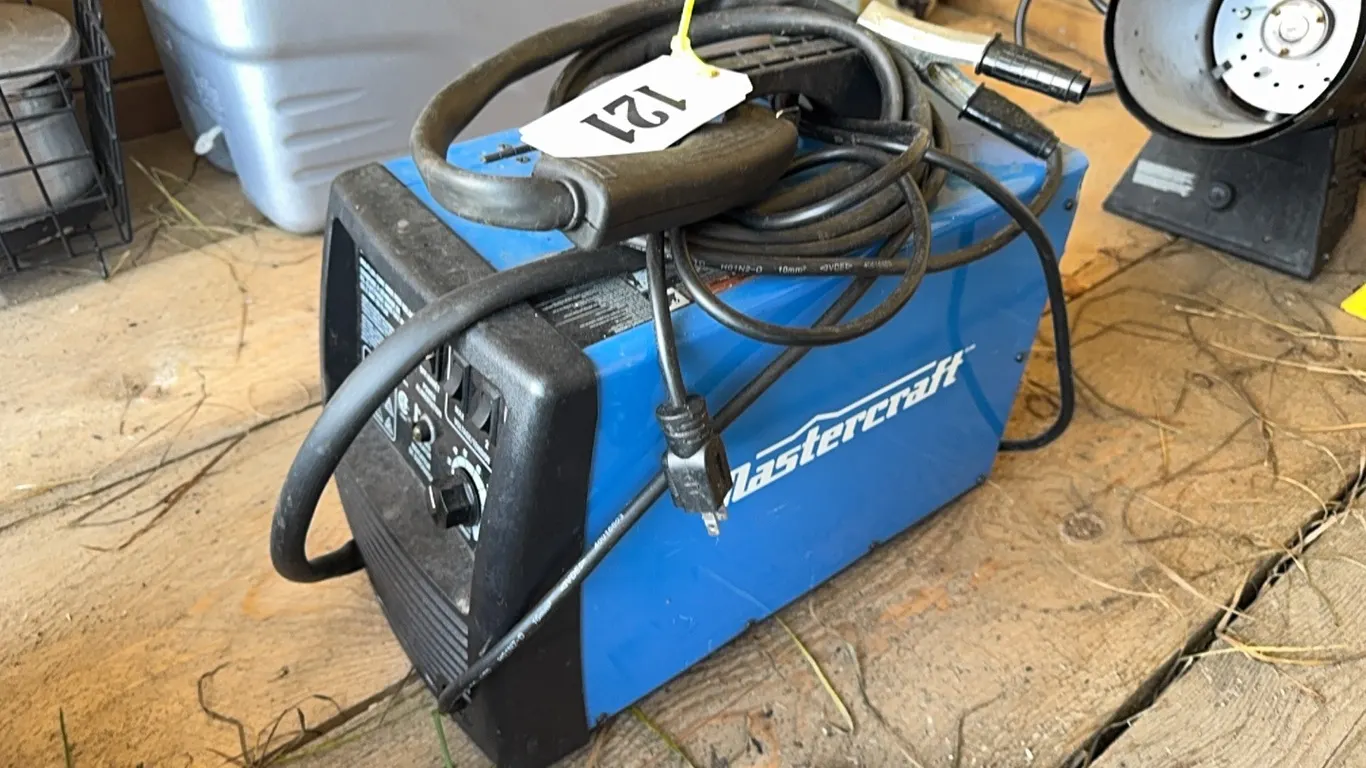 MASTERCRAFT 110 WIRE FEED MIG WELDER w/ CABLES
