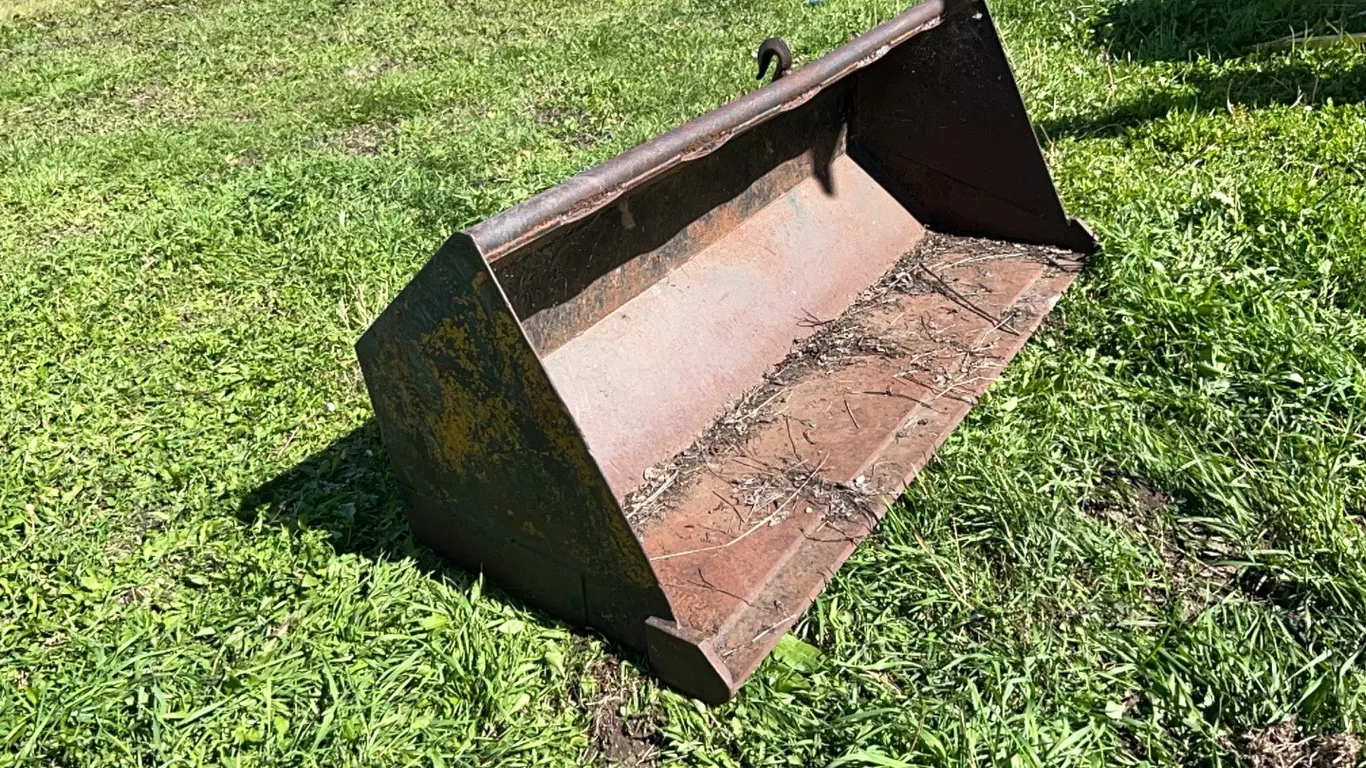 APPROX 5' SMOOTH BUCKET FOR FEL