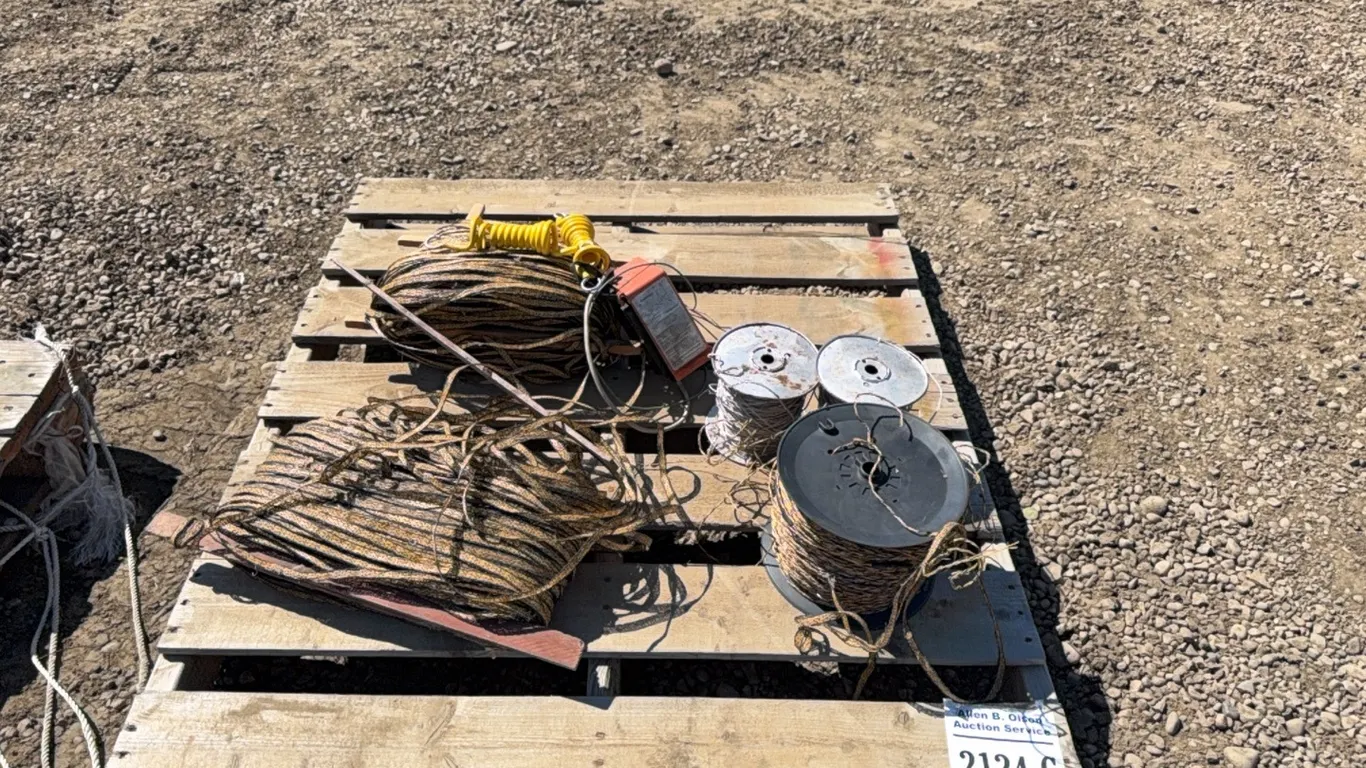 5 ROLLS OF ASSORTED ELECTRIC FENCING WIRE, GALLAGHER E-12 ELECTRIC FENCER