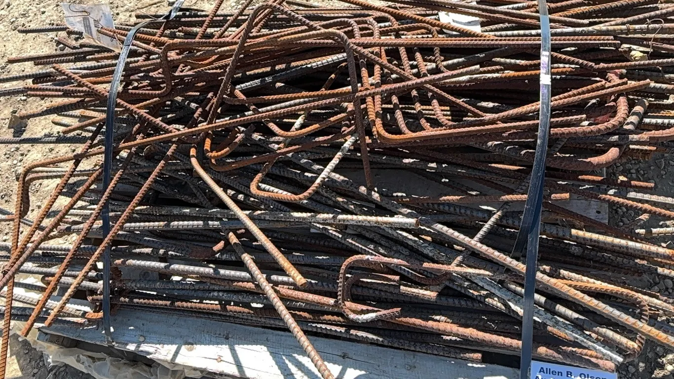 ASSORTMENT OF STRAIGHT AND TWISTED PIECES OF REBAR