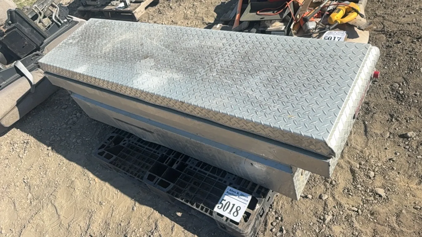 WEATHERGUARD 19" X 20" X 5' CHECKERPLATE TOOL BOX