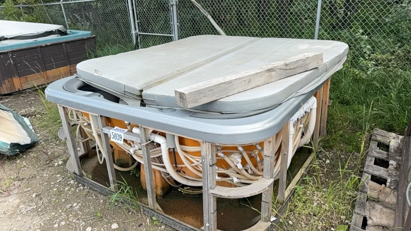 HOT TUB FOR PARTS 82" X 82"