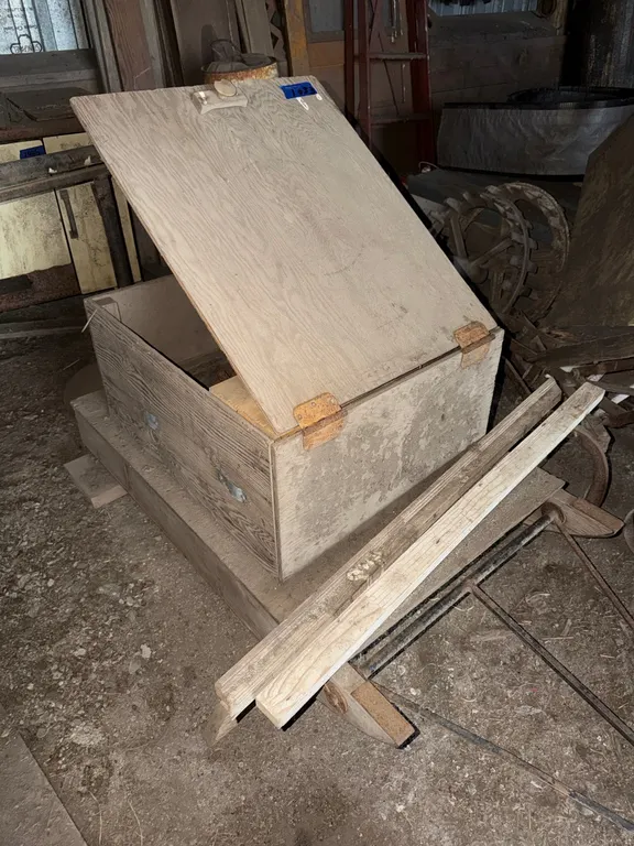 Trapping sleigh with wooden storage box