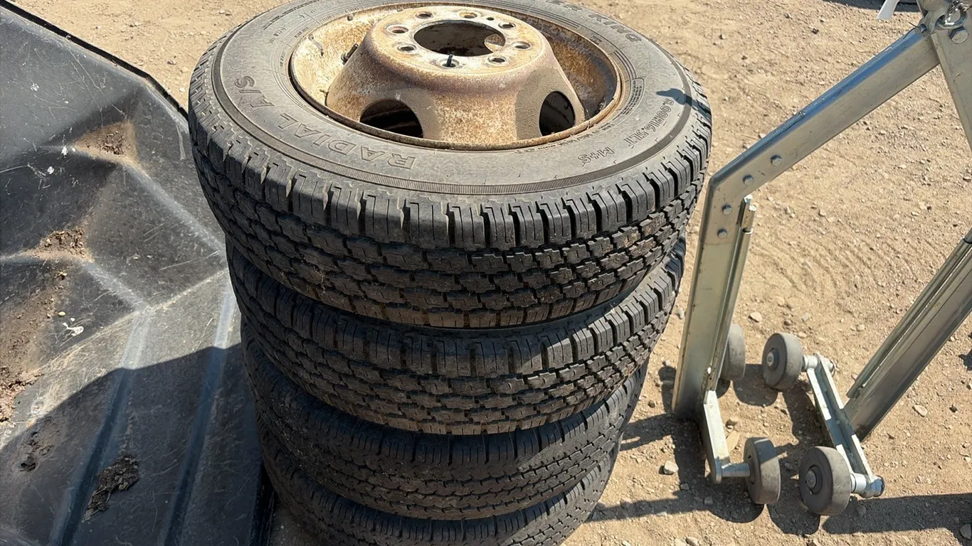 ID 0215 8.00x16.5 8 Bolt Tires/Rim