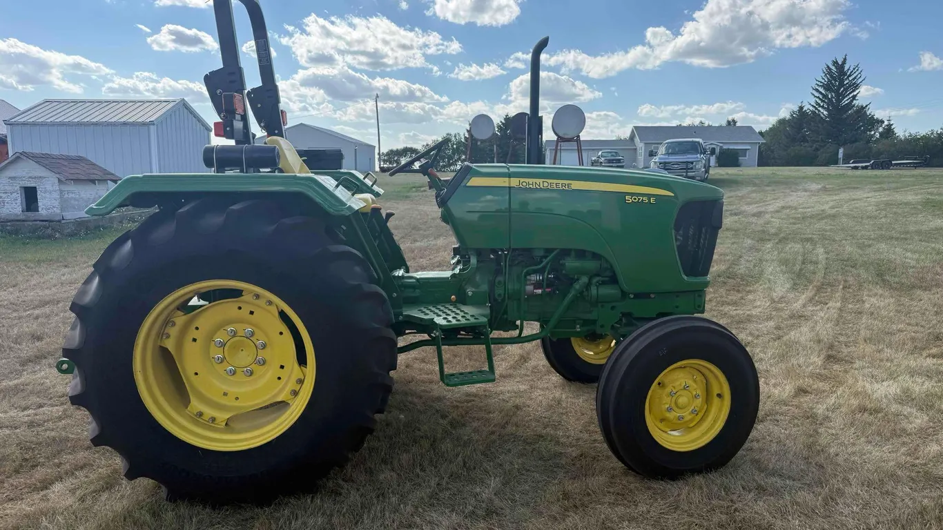 2011 John Deere 5075E Tractor