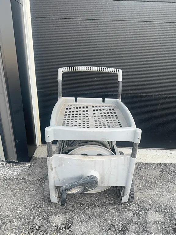 Garden hose reel with hose