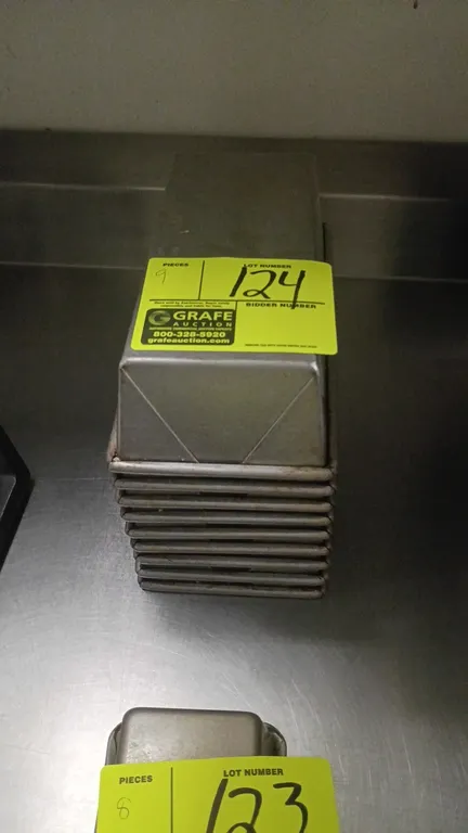 Metal loaf pans. Features folded corner construction and reinforced wire rims.