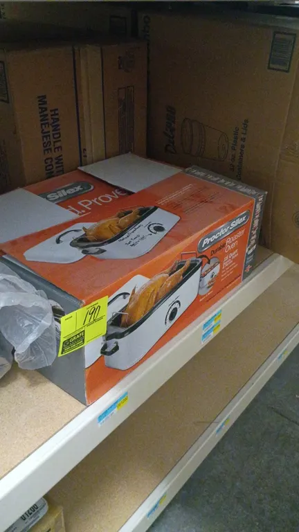 Proctor Silex 18-quart roaster oven. Features adjustable temperature control. In original packaging.