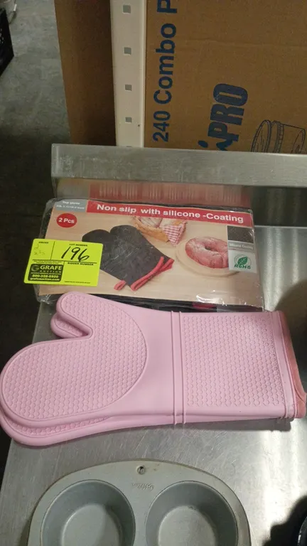 Silicone oven mitt sets. Includes textured pink silicone oven mitts and packaged non-slip silicone-coated oven mitts.