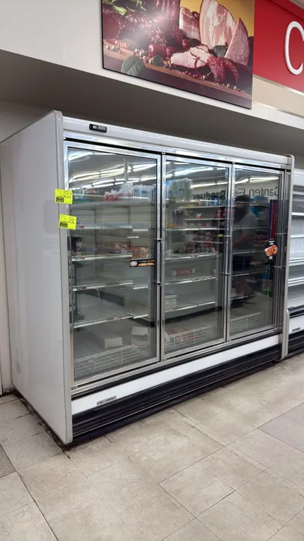 2000 Kysor Warren LV5V3-3U frozen food glass doors. Features adjustable shelving, bottom wire racks, vertical interior lighting, and electric defrost.