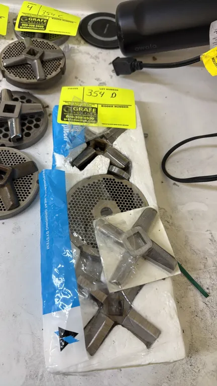 Speco 4" meat grinder plates and blades set. Includes grinding plates and 4-wing cutting blades. 4" diameter.