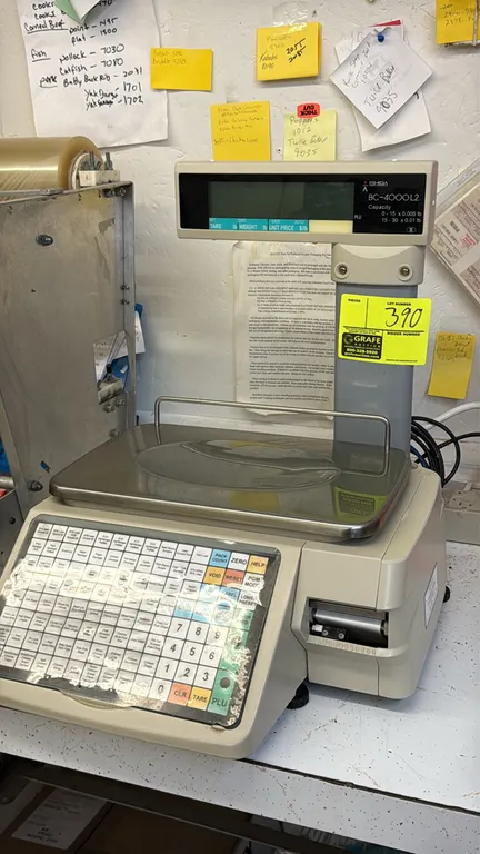 Ishida BC-4000L2 digital scale with label printer. Features 30 lb dual-range capacity (0-15 x 0.005 lb / 15-30 x 0.01 lb), elevated tower display, pre