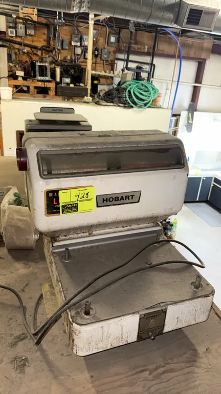 Hobart 1650 vintage butcher computing scale. Features dual-sided display chart and 30 lb capacity. Electrical: 115V, 60 Hz. Note: Scale weighing pan/p