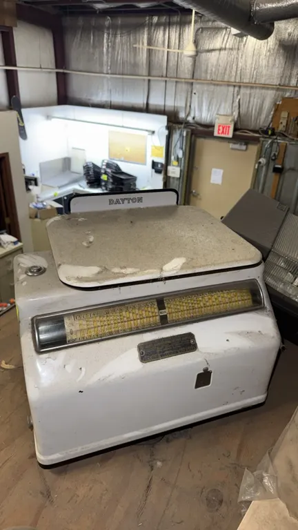 Dayton Hobart 970 vintage computing butcher scale. Features a 24 lb capacity, computing price chart drum, and top weighing platter. S/N: 2140673. Elec