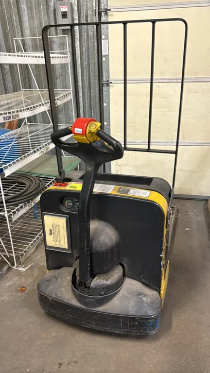 Yale MPB040-EN24T2748 electric pallet jack. Features high load backrest, ergonomic tiller handle, digital gauge showing 235 indicated hours, and key.