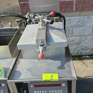 Henny Penny 500 electric pressure fryer. Features Computron 8000 digital controls, built-in filtration system with filter pan, lid assembly with press