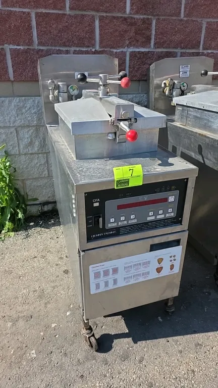 Henny Penny 5000 electric pressure fryer. Product No: PFE500.02. Features stainless steel construction, digital control panel, fry basket with carrier