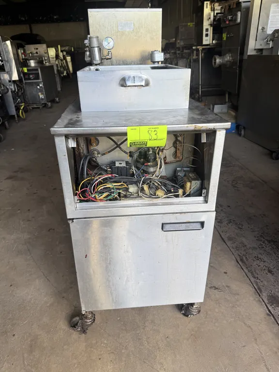 1996 Henny Penny 500 C commercial electric pressure fryer. Stainless steel construction. S/N: HB091TE. Electrical: 208V, 60 Hz, 3-Phase, 13.5 kW. Moun