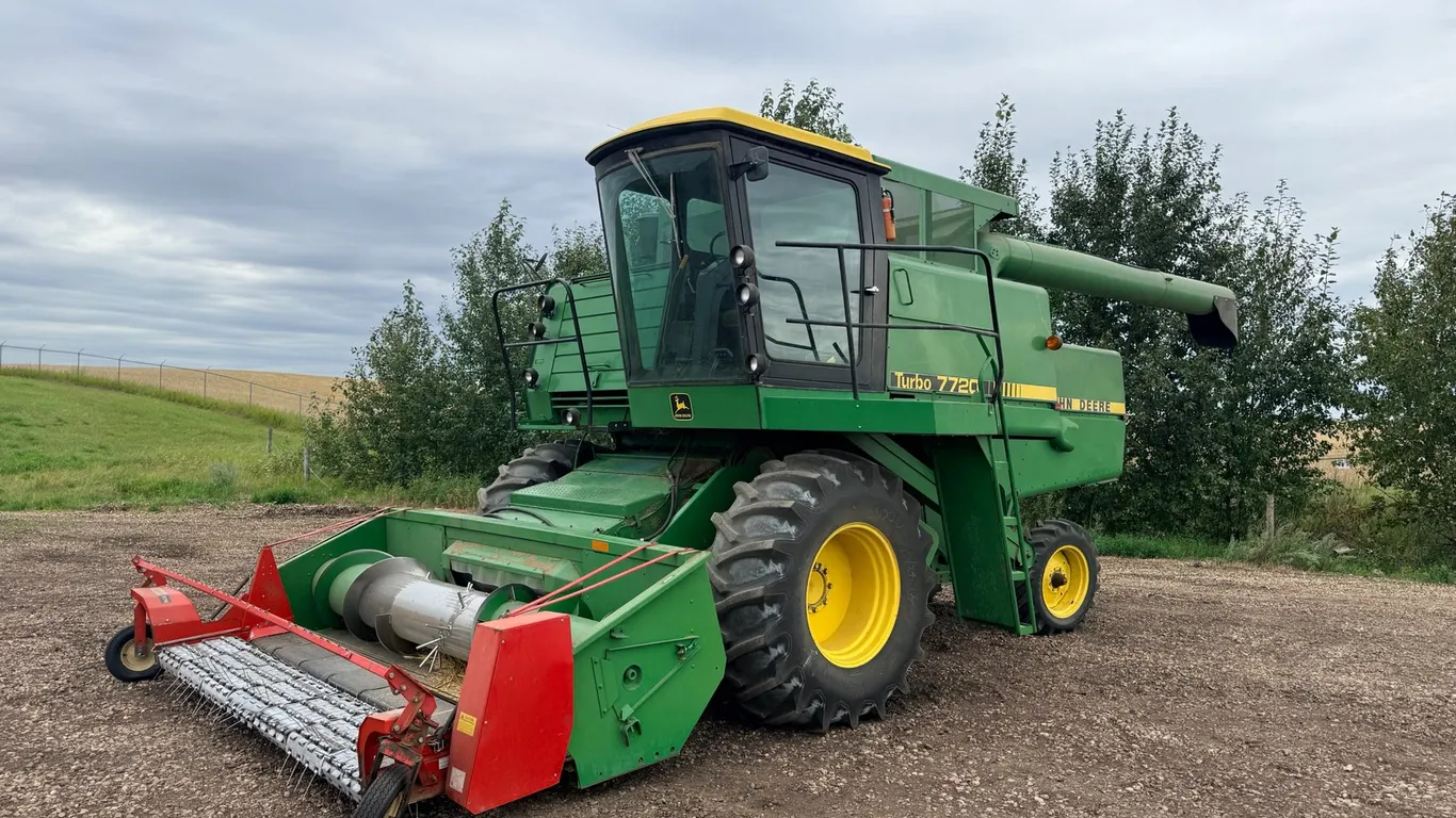 1981 John Deere 7720 Combine W/ Melroe 378 P/U