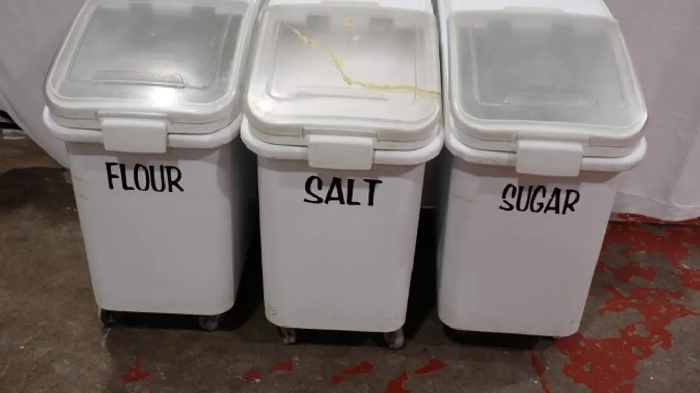Rubbermaid Bins With Lids