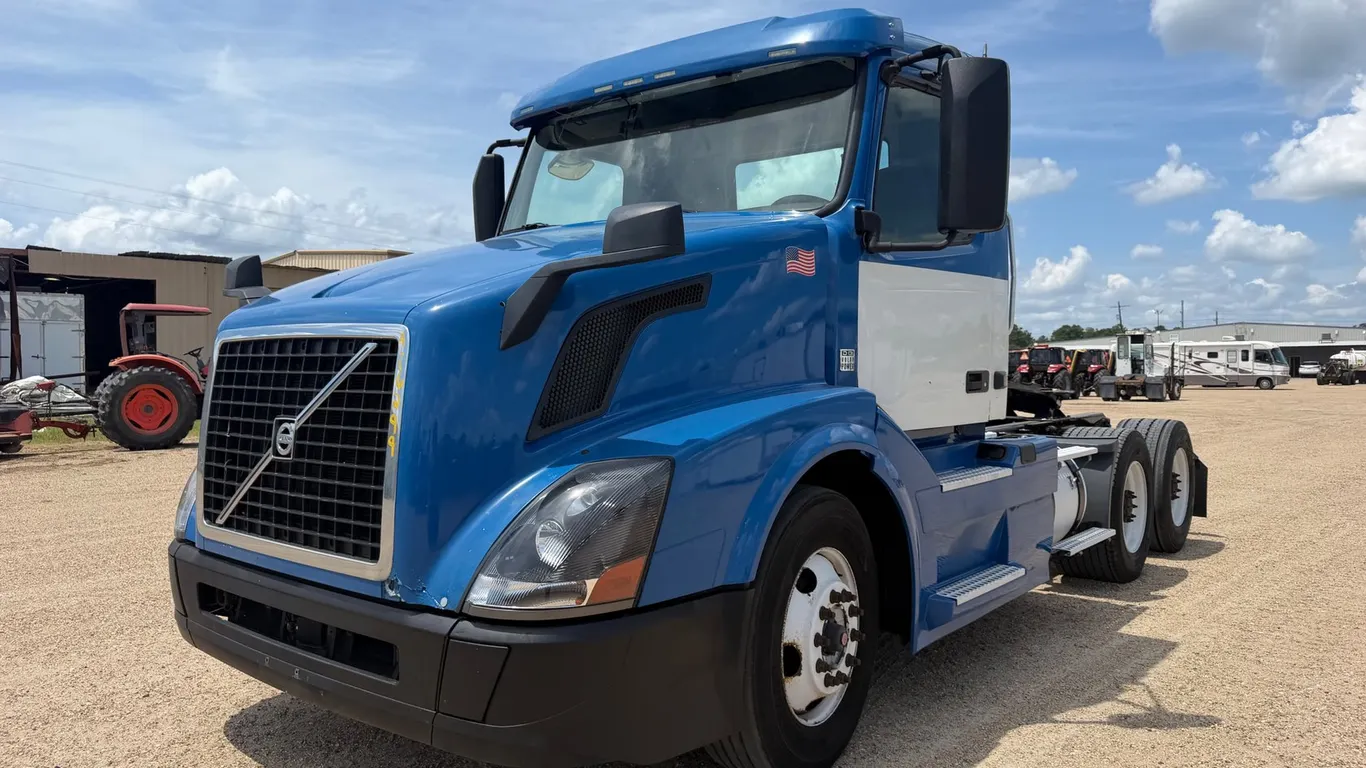 2017 VOLVO VNL64T300