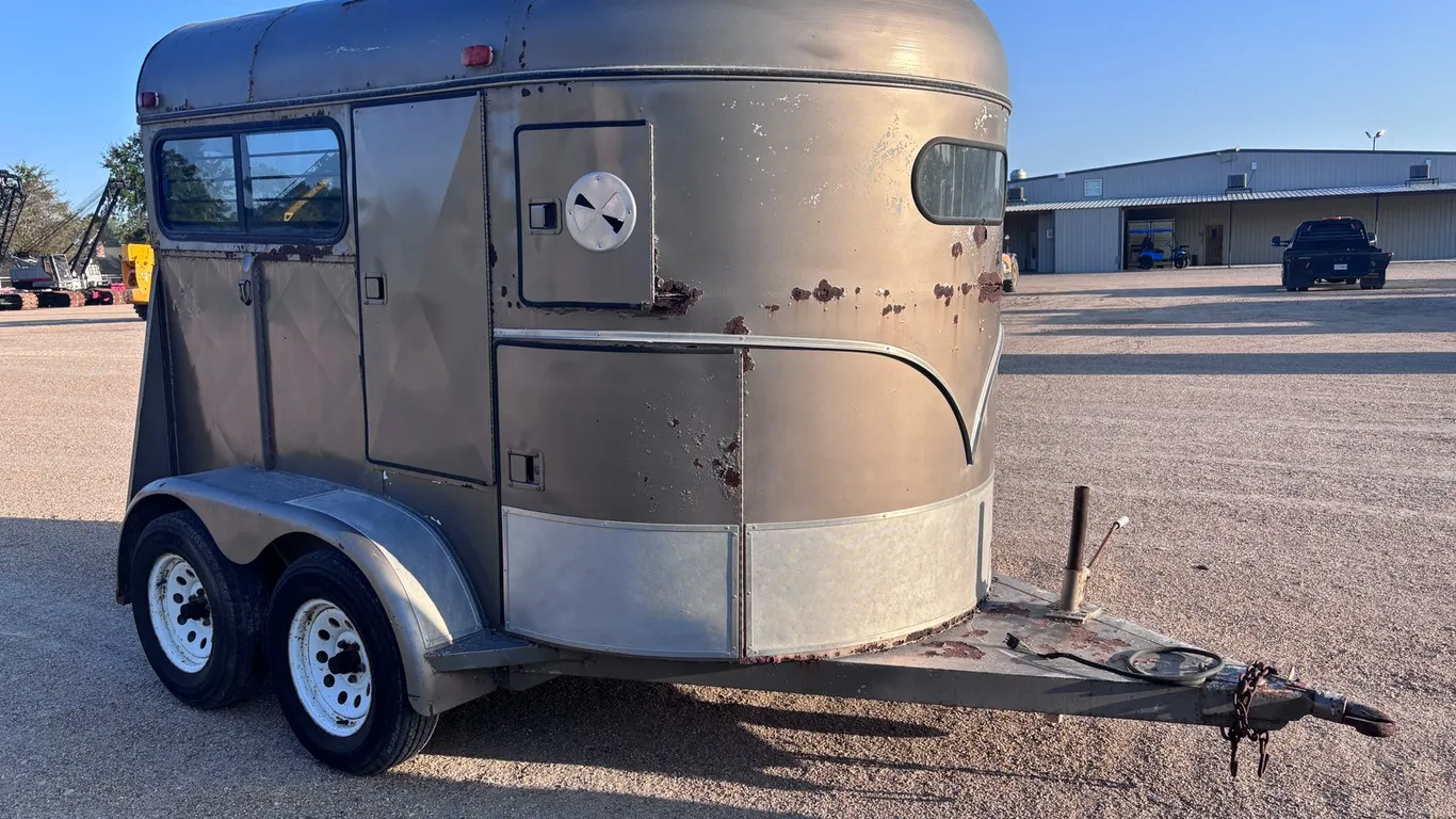 1993 CM 2-HORSE TRAILER
