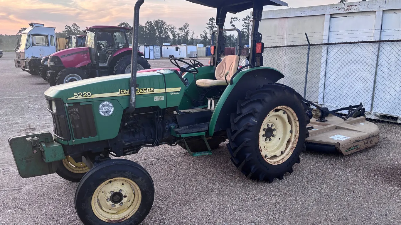 JOHN DEERE 5220 TRACTOR