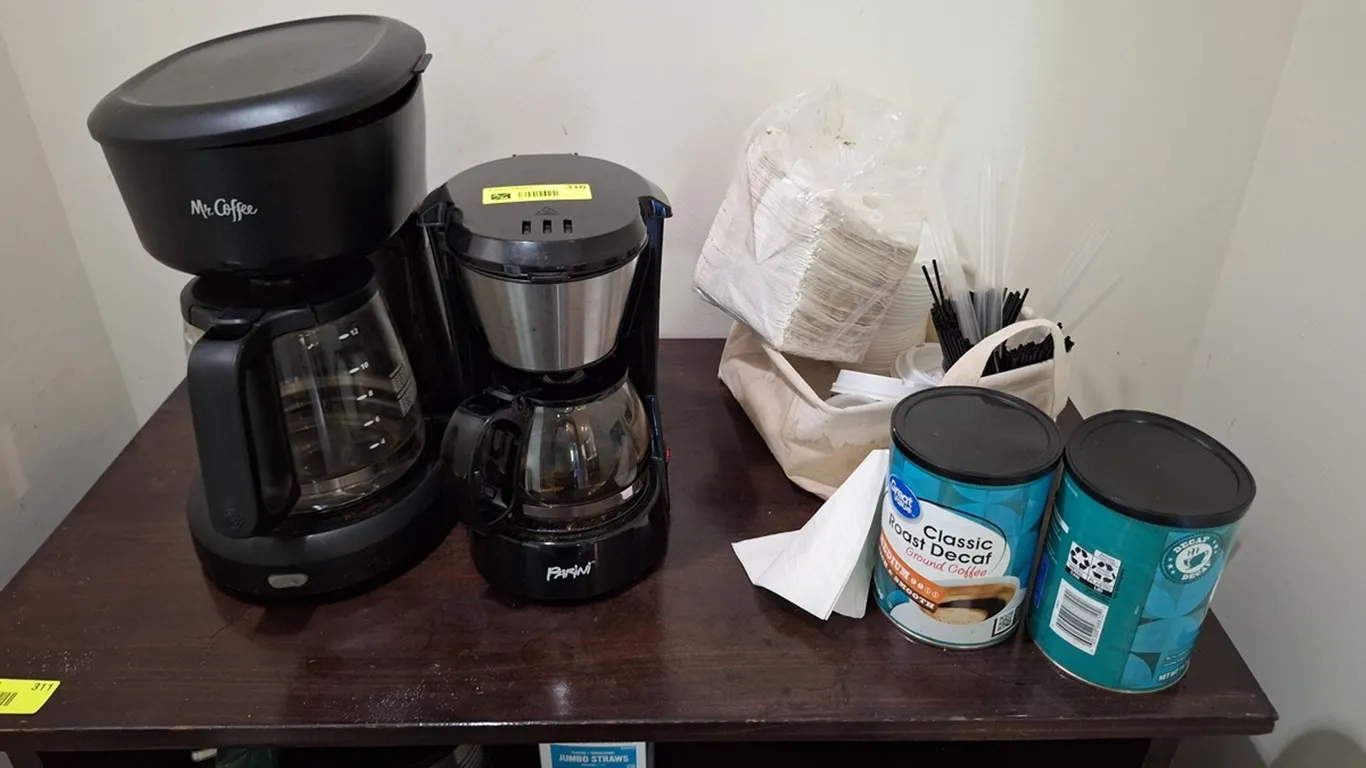 2 Coffee Pots, More