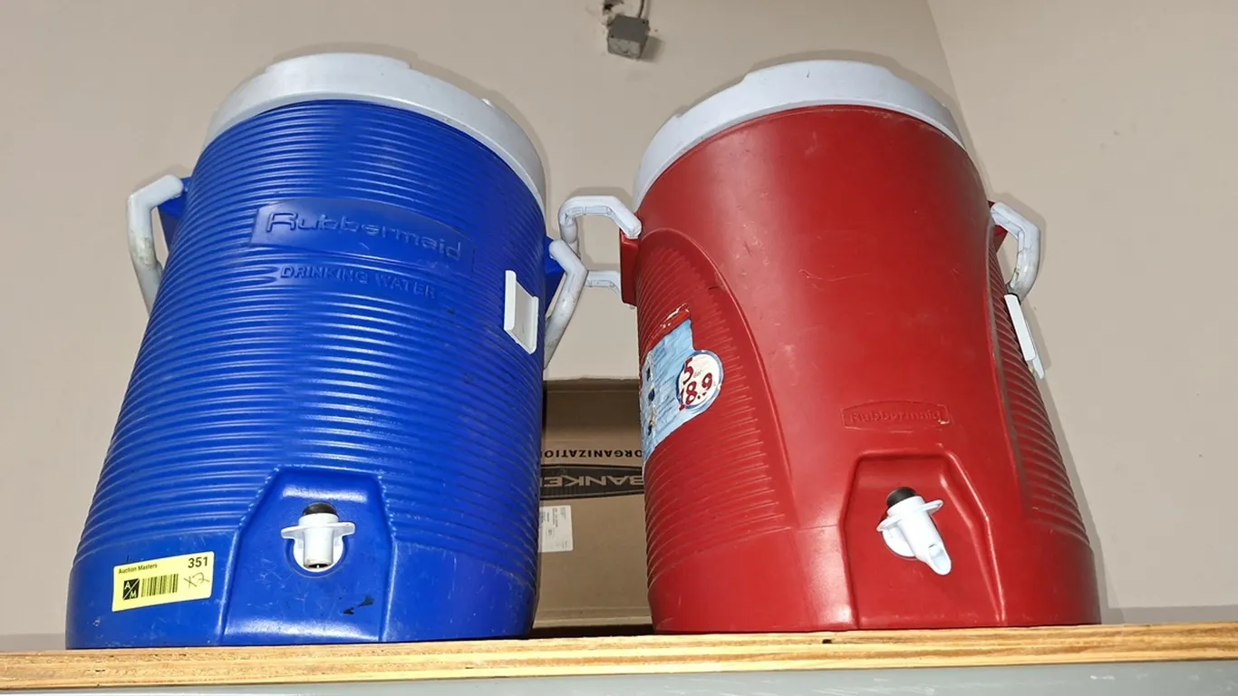 2 Rubbermaid Beverage Servers