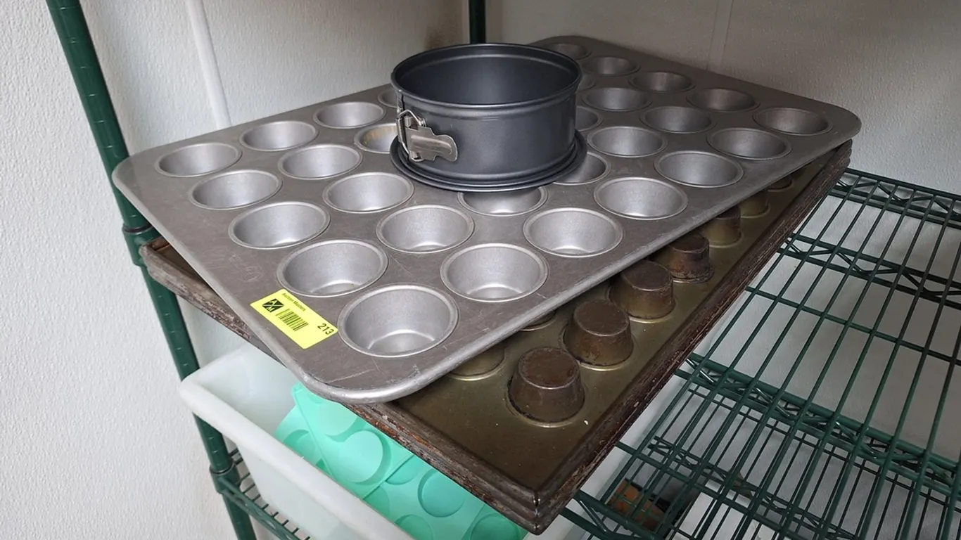 4 Assorted Baking Pans