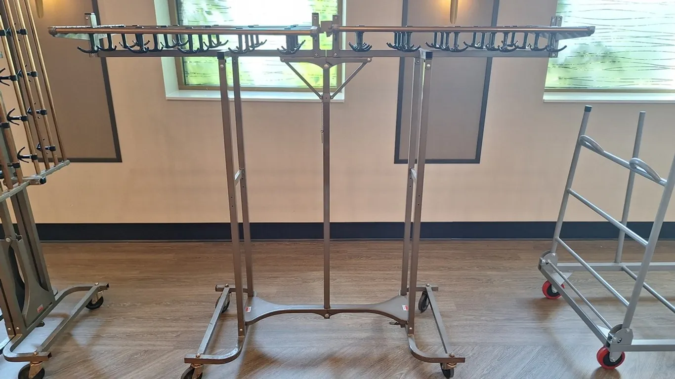 Veep Collapsible Coat Rack on Wheels