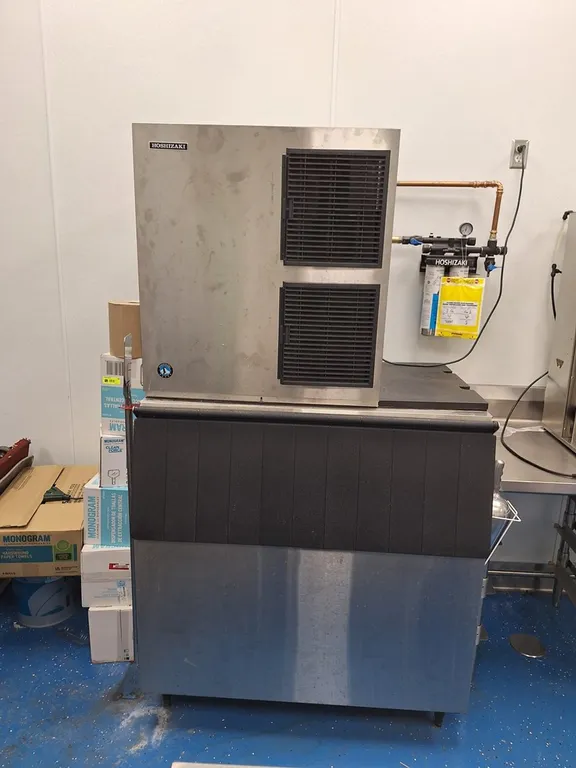 Hoshizaki Ice Machine with Bin, Model KM-901MA, Serial M07537G, 208-230V, 1 PH, 44"x32"x79"