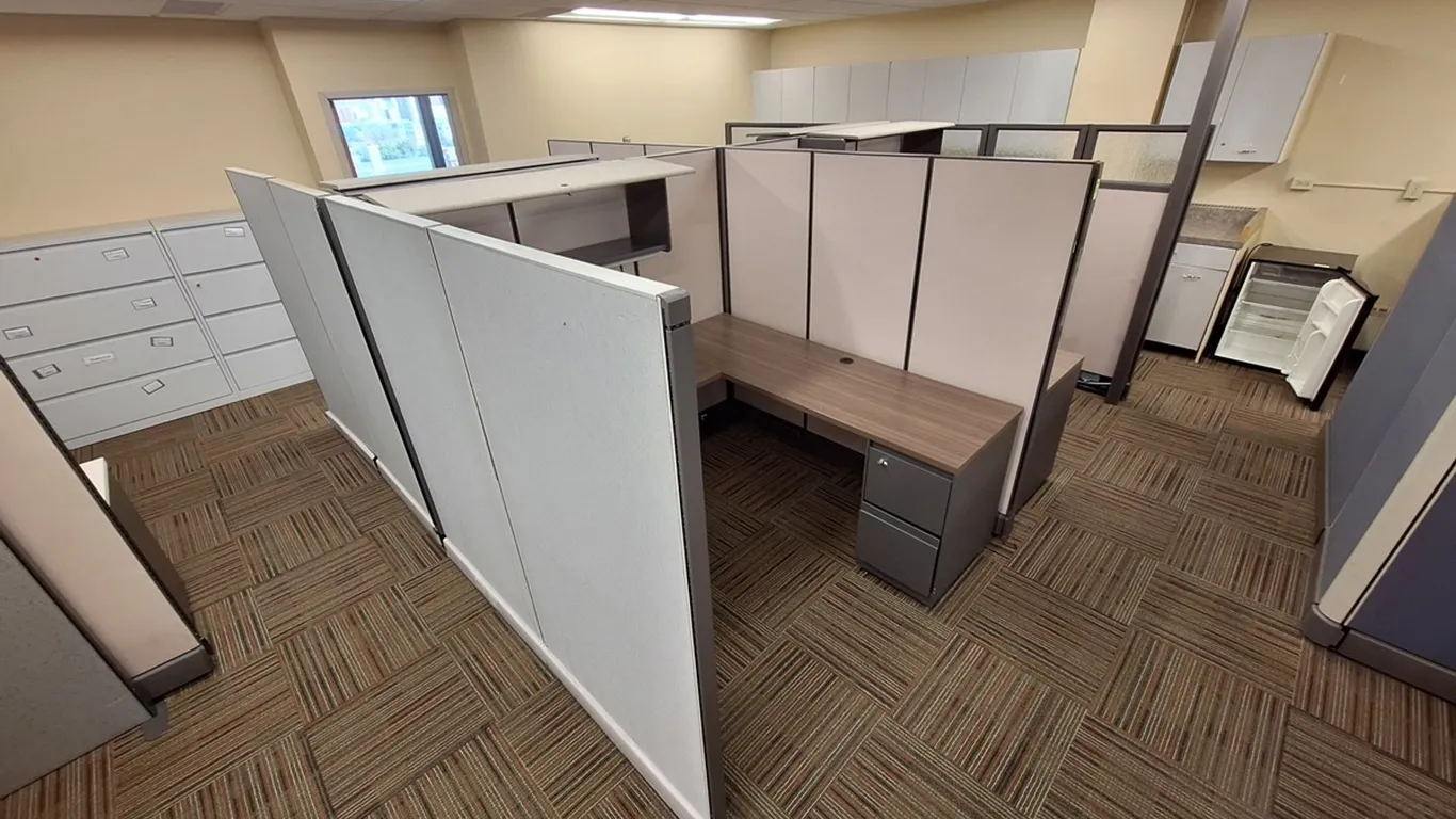 4 Workspace Cubicle System, 6'x6' Workspaces, 67" Walls, L-Shaped Desks