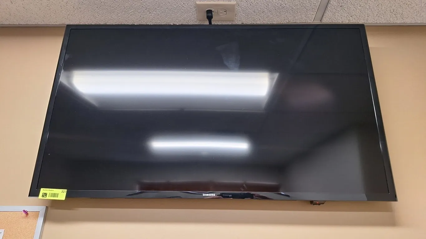 Samsung 39" Flat Screen TV with Wall Mount