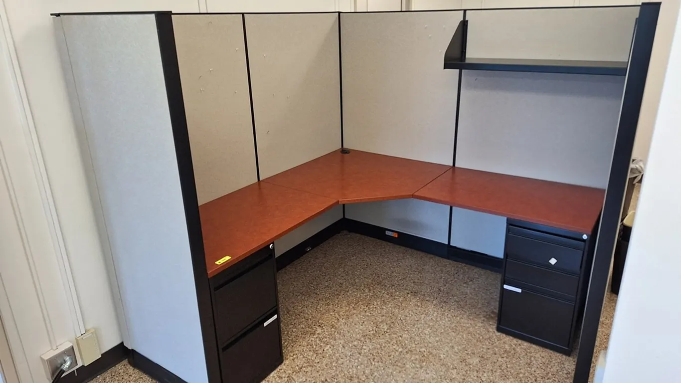 Cubicle Assembly with Work Surface, 6'x6'x67"