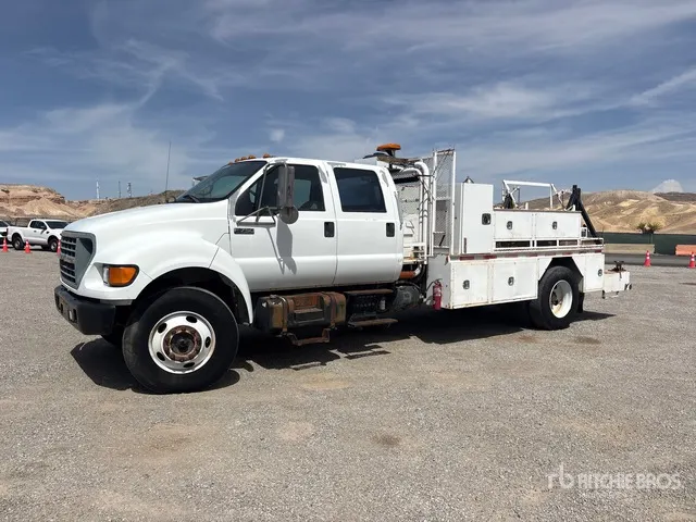 2000 Ford F-750 XL 4x2 Utility Truck