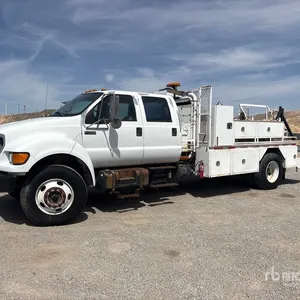 2000 Ford F-750 XL 4x2 Utility Truck