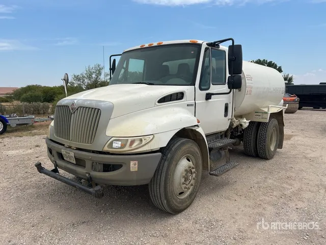 2011 International 4300 2000 gal 4x2 Water Truck