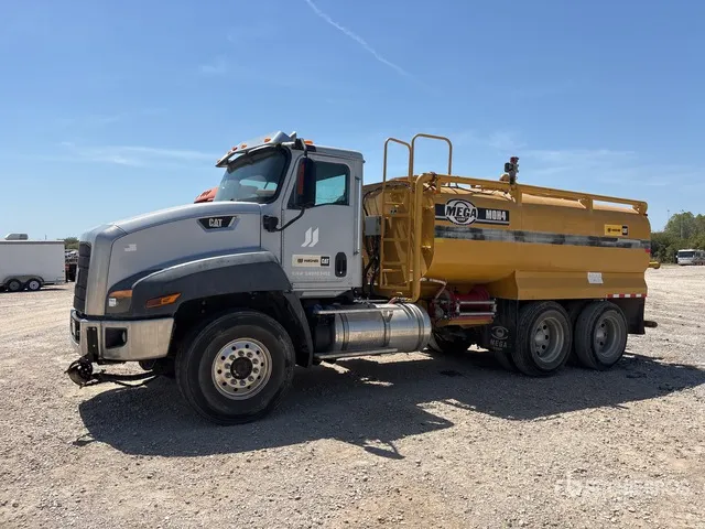 2016 Cat CT660 6x4 Water Truck