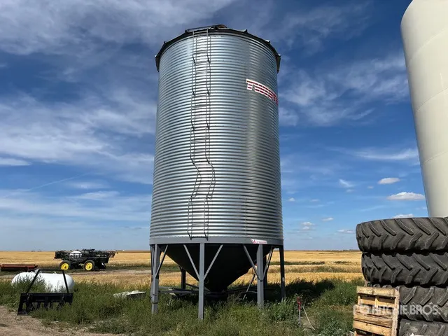 Twister +/- 4000 bu 6 Ring Hopper Grain Bin