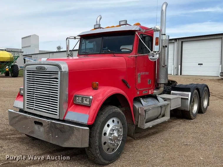 2002 Freightliner FLD120 semi truck