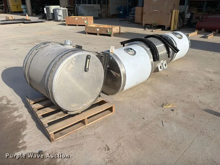 (4) hydraulic fluid tanks