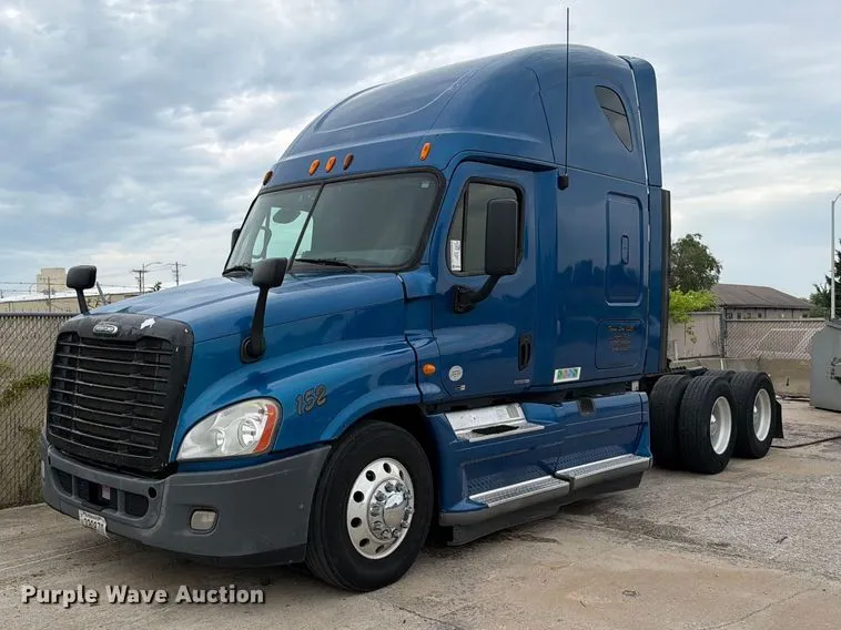 2012 Freightliner Cascadia 125 semi truck
