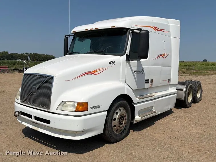 1999 Volvo VN semi truck