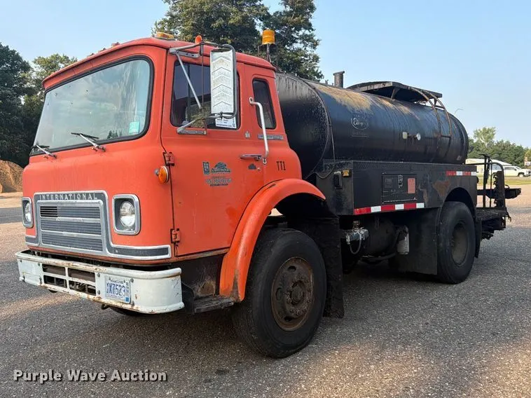 1979 International CO-1710B oil distributor truck