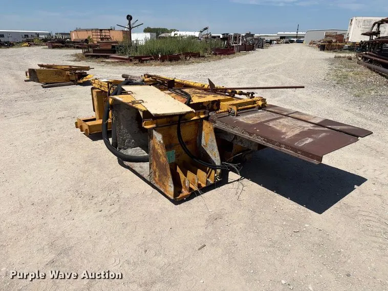 Gomaco MCI8564-21 slip form concrete barrier assembly